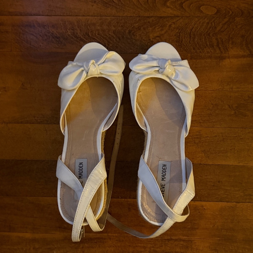 Steve Madden White Wedge Sandals with Bow.